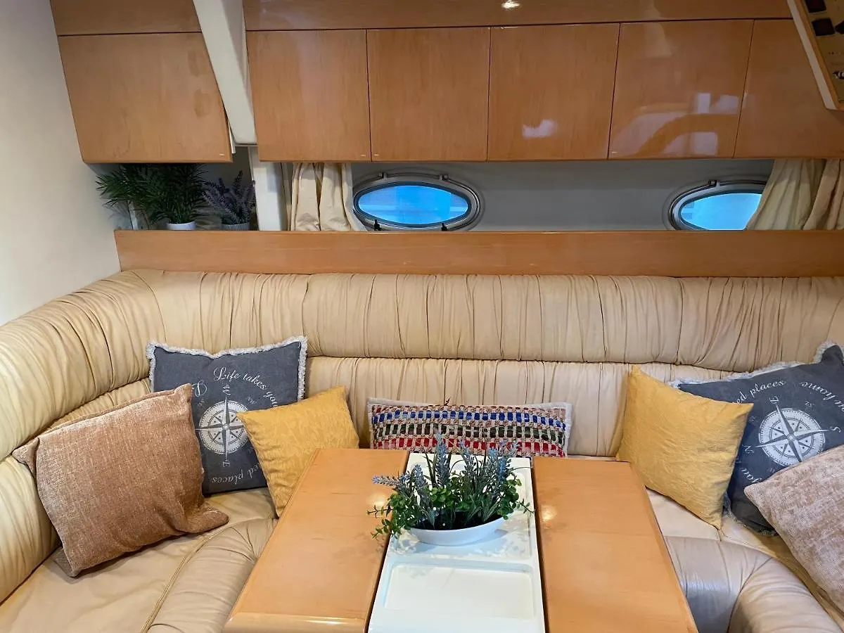 Cozy Yacht Lodge In Barcelona With Boat Tour Option 圣阿德里安-德贝索斯 0*,  西班牙